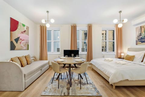 Bed, TV and multimedia, Living room, Photo of the whole room, Seating area, Bedroom