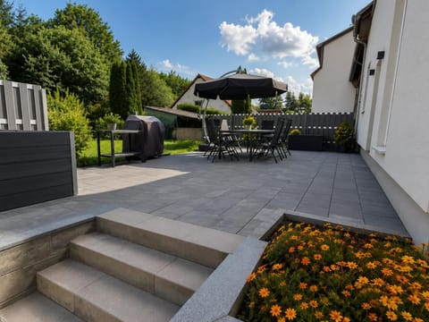Property building, Garden, Balcony/Terrace, Garden view, Garden view