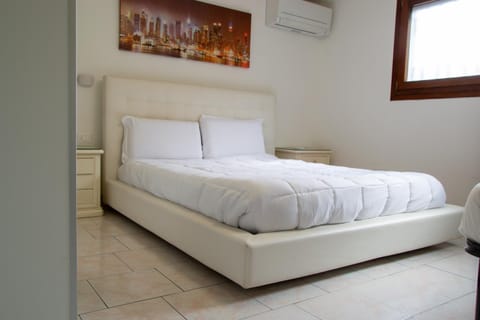 Bed, Photo of the whole room, Bedroom, air conditioner