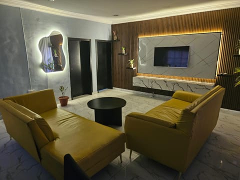Communal lounge/ TV room, Bed, TV and multimedia, Living room, Photo of the whole room, Seating area, Evening entertainment, Bedroom