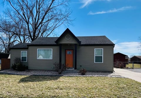 Derby City retreat Villa in Jeffersonville