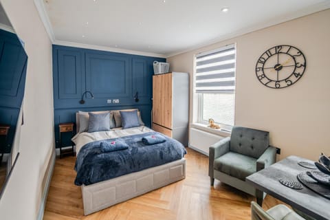 Bed, TV and multimedia, Living room, Seating area, Bedroom