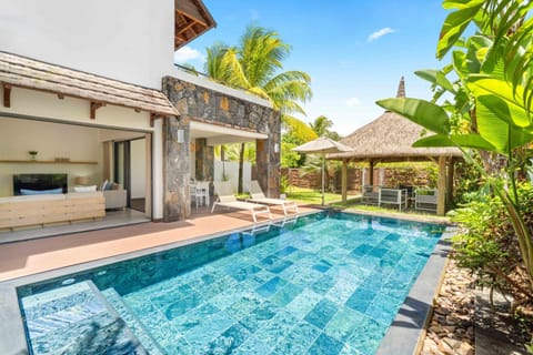Property building, Patio, Day, Garden, Pool view, Swimming pool, sunbed