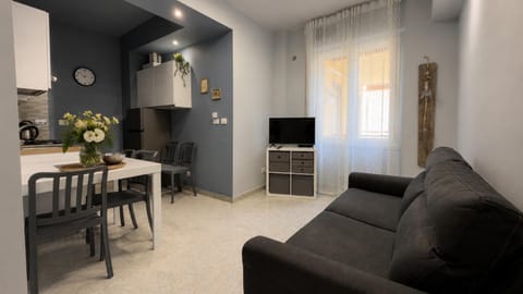 Communal lounge/ TV room, TV and multimedia, Kitchen or kitchenette, Living room, Seating area, Dining area, Evening entertainment