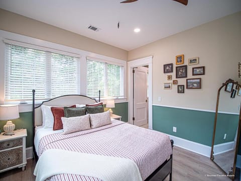The Marietta Square Manor - Marietta Square Apartment in Marietta