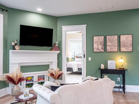 The Marietta Square Manor - Marietta Square Apartment in Marietta