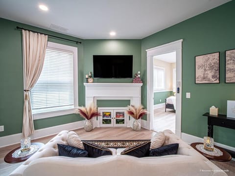 The Marietta Square Manor - Marietta Square Apartment in Marietta