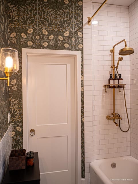 The Marietta Square Manor - Marietta Square Apartment in Marietta