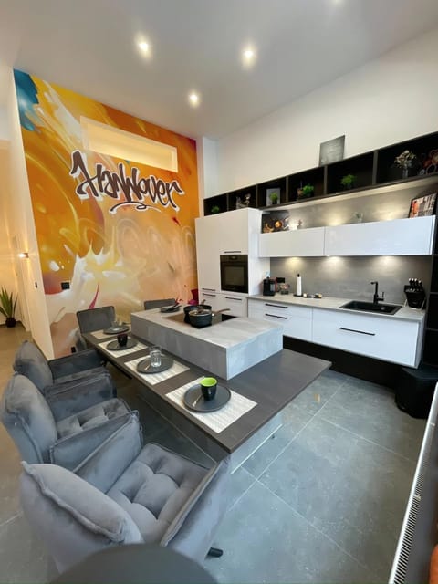 Kitchen or kitchenette, Seating area, stove