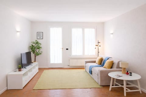 Day, TV and multimedia, Living room