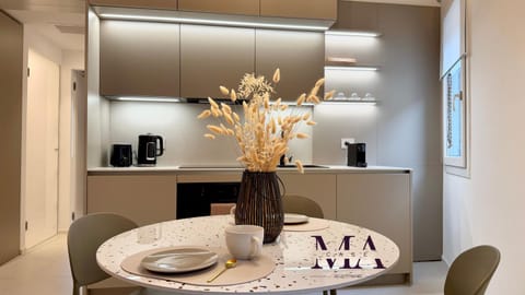 Coffee/tea facilities, Kitchen or kitchenette, Dining area