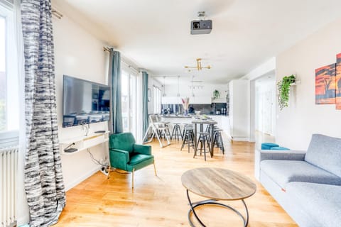 TV and multimedia, Kitchen or kitchenette, Living room, Seating area, Dining area