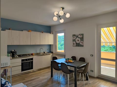 Kitchen or kitchenette, Living room, Seating area, Dining area, minibar, pet friendly, stove, toaster