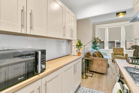 Free Parking - Sleeps 2 - 1 Bed Tenement - Renfrew Apartment in Paisley