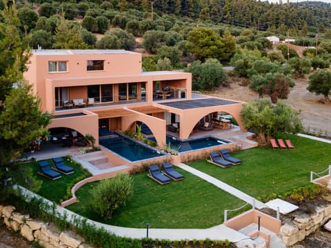 Property building, Facade/entrance, Garden, Balcony/Terrace, Garden view, Swimming pool