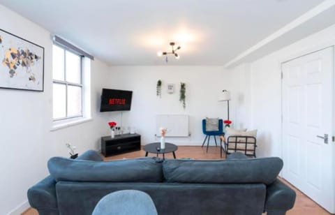 Central Southampton 2BR Work and Family Stay with Parking Apartment in Southampton