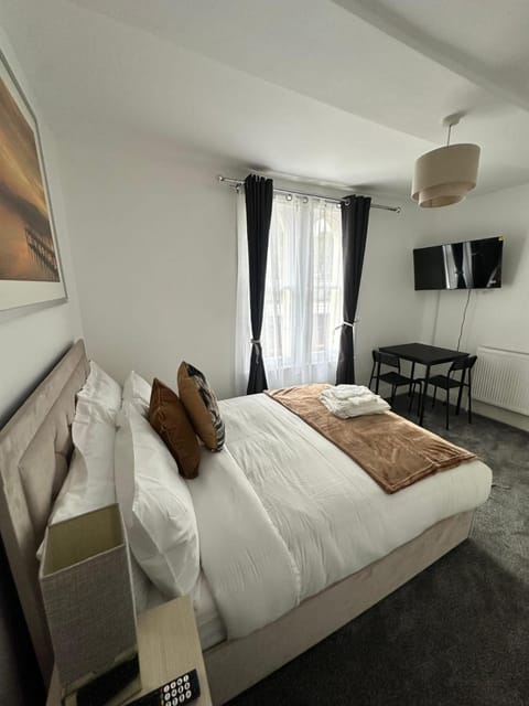 Bed, TV and multimedia, Photo of the whole room, Bedroom, towels