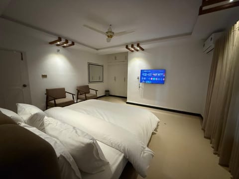 Bed, Photo of the whole room, Seating area, Bedroom