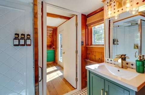 Poconos A-Frame seclude cabin,hot-tub,sauna,firepit,deck Cabin in Middle Smithfield