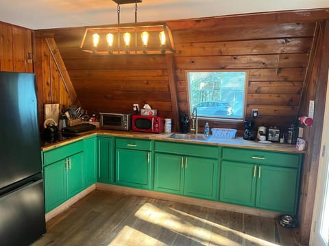 Poconos A-Frame seclude cabin,hot-tub,sauna,firepit,deck Cabin in Middle Smithfield