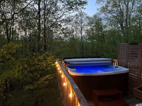 Poconos A-Frame seclude cabin,hot-tub,sauna,firepit,deck Cabin in Middle Smithfield