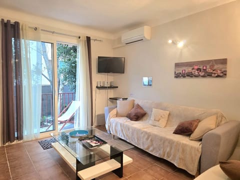 Communal lounge/ TV room, Bed, TV and multimedia, Balcony/Terrace, Living room, heating, air conditioner