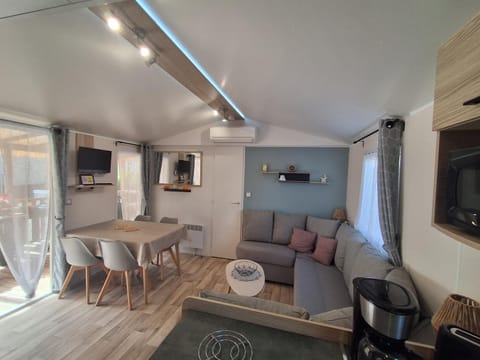 TV and multimedia, Kitchen or kitchenette, Living room, Dining area