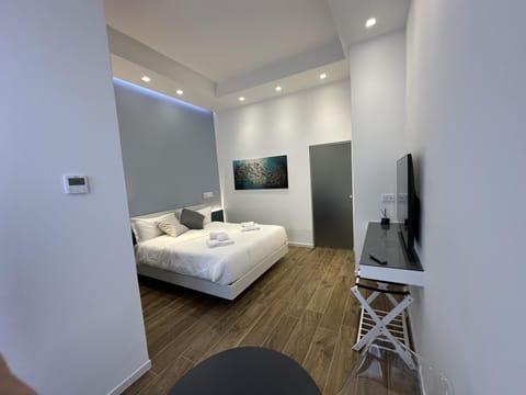 Bed, TV and multimedia, Photo of the whole room, Bedroom