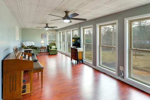 Hike, Fish and Explore McMinnville Farmhouse and Yard House in Center Hill Lake