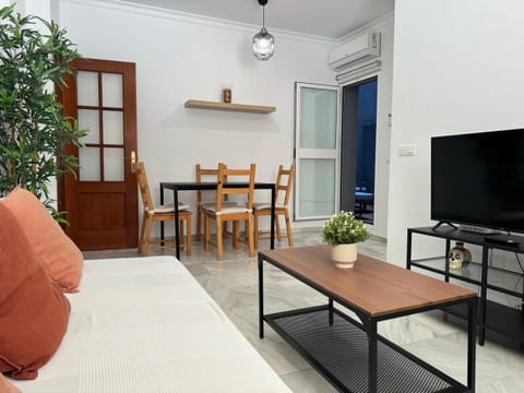 TV and multimedia, Living room, Seating area, Dining area