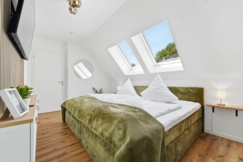 Bed, TV and multimedia, Photo of the whole room, Bedroom