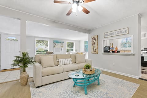 Kitchen or kitchenette, Living room, Photo of the whole room, Seating area
