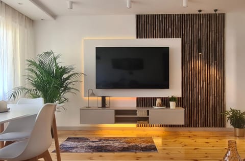 TV and multimedia, Living room, Seating area, Evening entertainment
