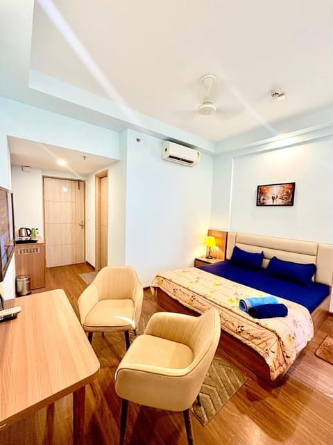 Bed, TV and multimedia, Living room, Photo of the whole room, Bedroom, wardrobe, air conditioner