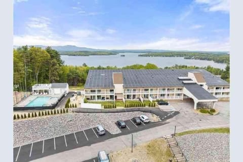 Stunning Sunrises over Lake Winni at Cedar Lodge! Apartment in Laconia