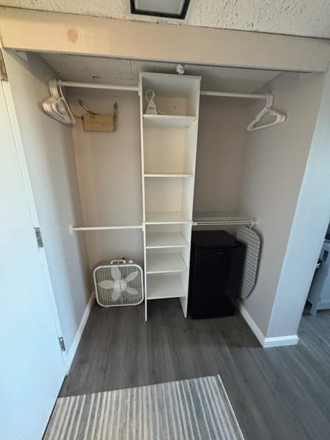 Stunning Sunrises over Lake Winni at Cedar Lodge! Apartment in Laconia