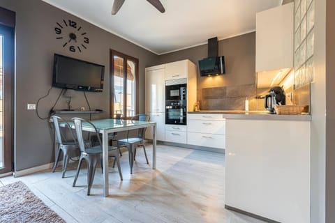 Kitchen or kitchenette, Seating area, Dining area