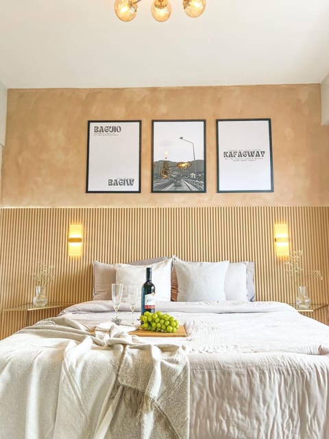 Bed, Food and drinks, Photo of the whole room, Bedroom, Food, towels