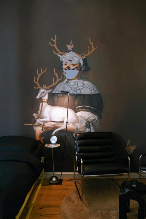 Bed, Seating area
