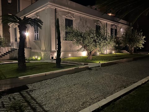 Property building, Garden, Parking