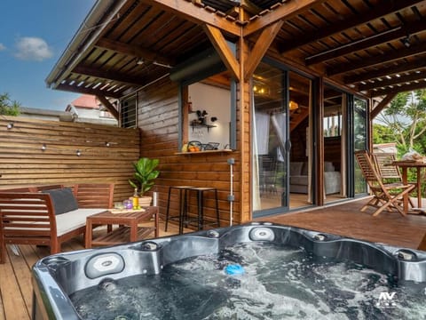 Hot Tub, Lounge or bar