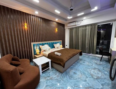 Photo of the whole room, Bedroom