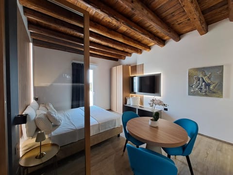 Bed, TV and multimedia, Living room, Photo of the whole room, Seating area, Dining area