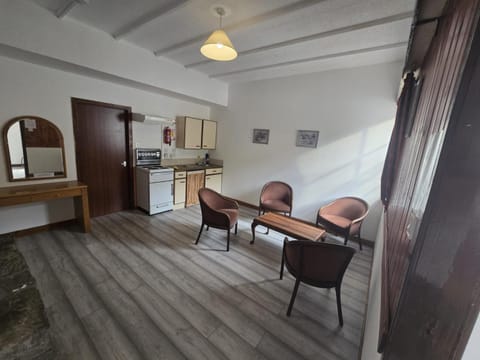 Kitchen or kitchenette, Seating area