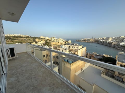 Serenità - Seaview Penthouse Apartment in Marsaskala