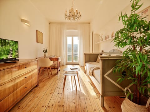 TV and multimedia, View (from property/room), Living room, Seating area, Dining area, River view