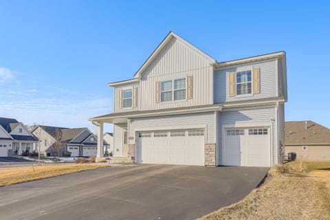 2 Mi to National Sports Center Blaine Base Camp House in Blaine