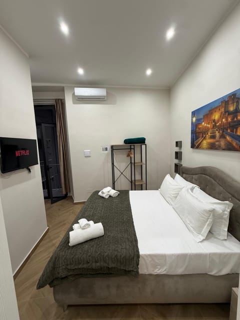 Bed, TV and multimedia, Photo of the whole room