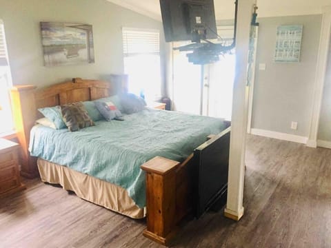 Paradise Haus on Lake Dunlap House in New Braunfels