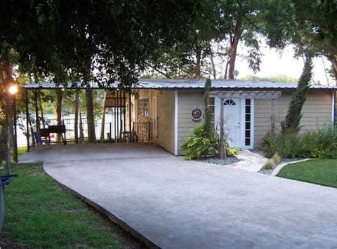 Paradise Haus on Lake Dunlap House in New Braunfels